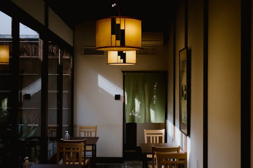 Darmowe zdjęcie z galerii z kawiarnia, krzesła, lampa