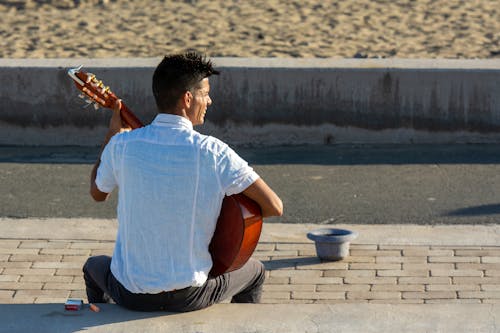 Immagine gratuita di artista di strada, chitarra acustica, marciapiede