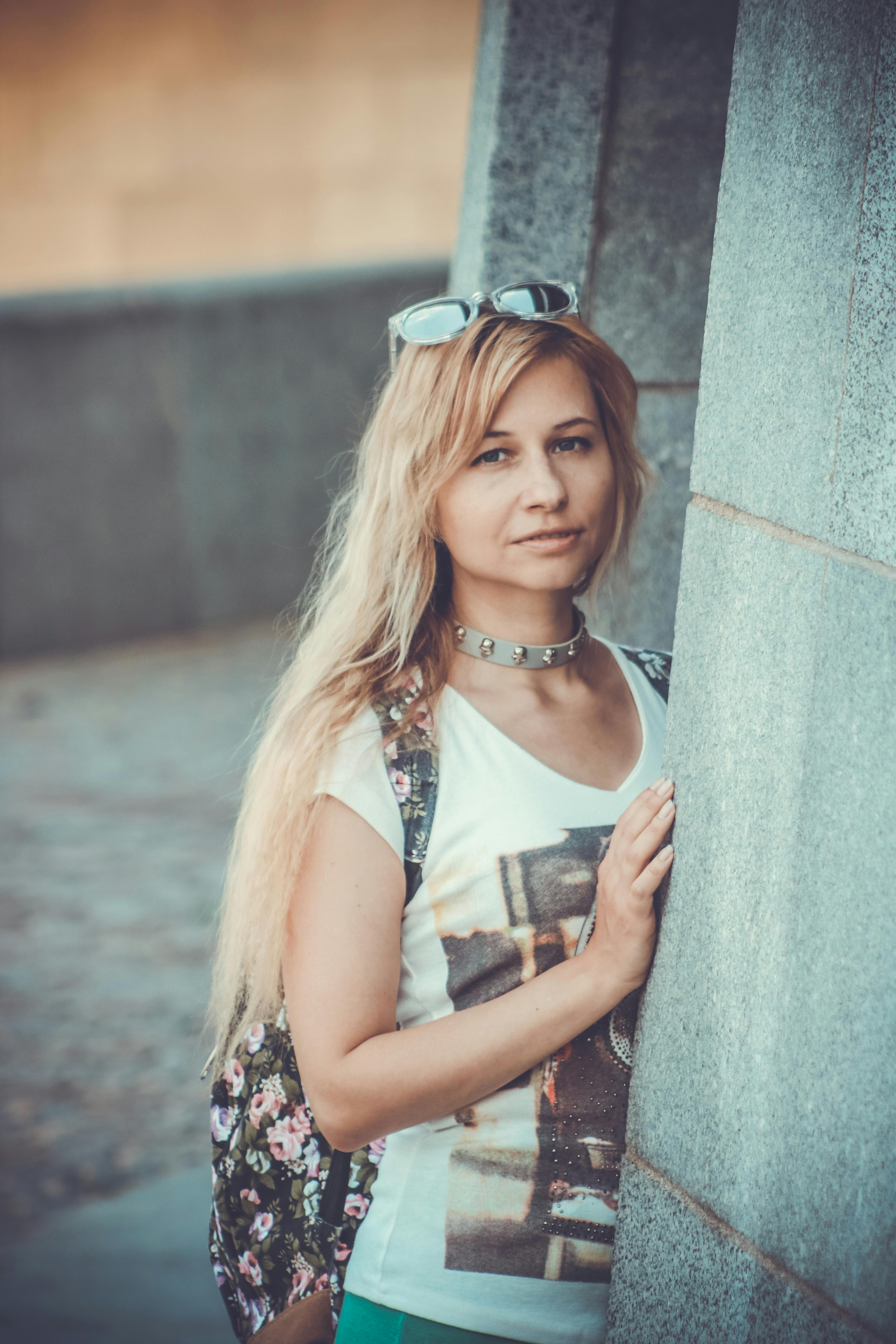 一位金发时尚年轻女子在户外摆姿势的肖像