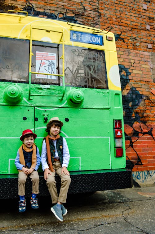 Dos Niños Sentados En La Puerta Trasera Del Autobús