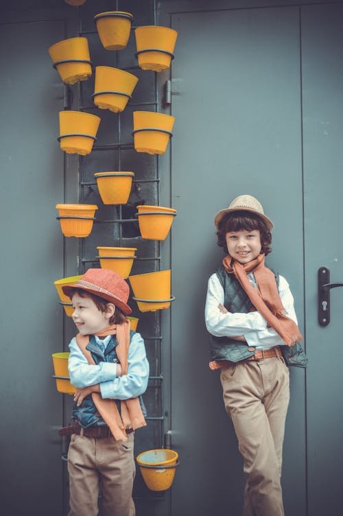 Twee Jongens Die Op Muur Naast Potplanten Leunen