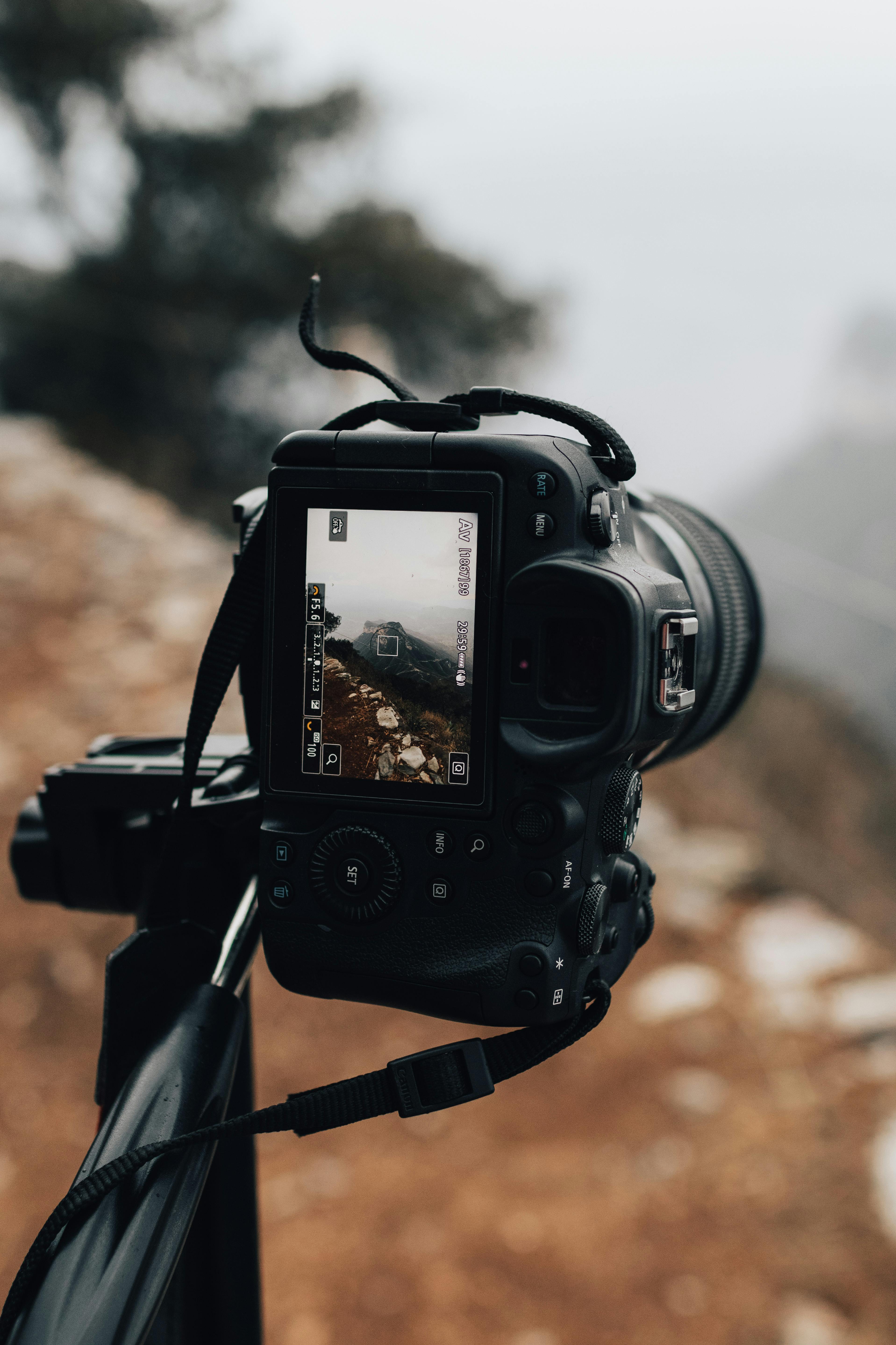 Close-up of a camera tripod setup capturing a mountain landscape in Pinal de Amoles, Mexico.