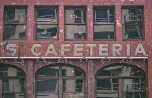 Rood Geschilderde Cafetaria Met Glazen Ramen