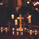 一座宁静的教堂里，蜡烛与装饰十字架营造出温暖而反光的氛围