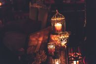 室内场景舒适，配有发光的灯笼和蜡烛，非常适合营造氛围
