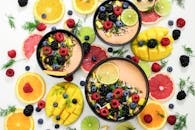 这碗混合了浆果和柑橘片的丰富新鲜水果，非常适合为健康饮食提供灵感