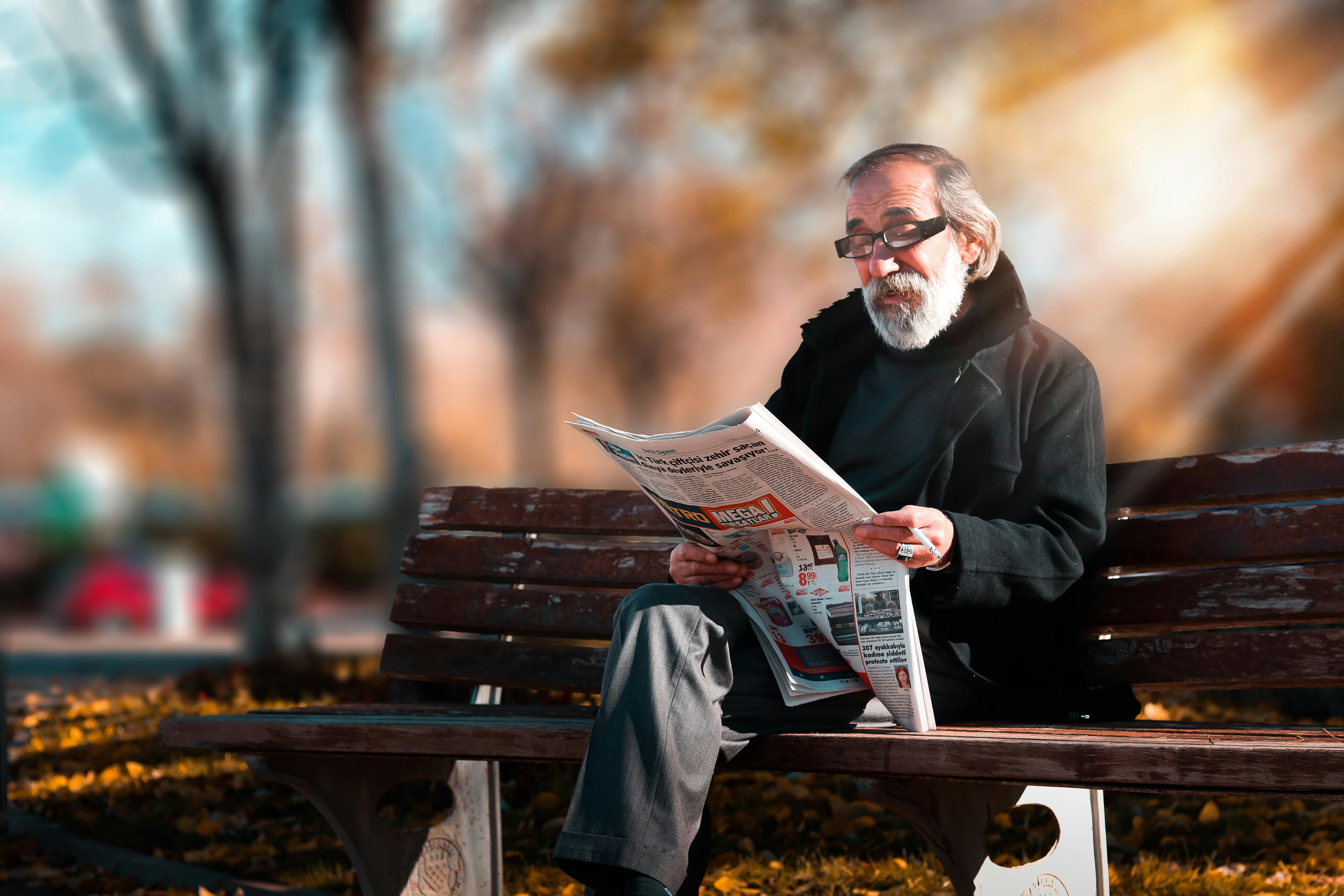 Ein alter Mann sitzt im Park. | Quelle: Pexels