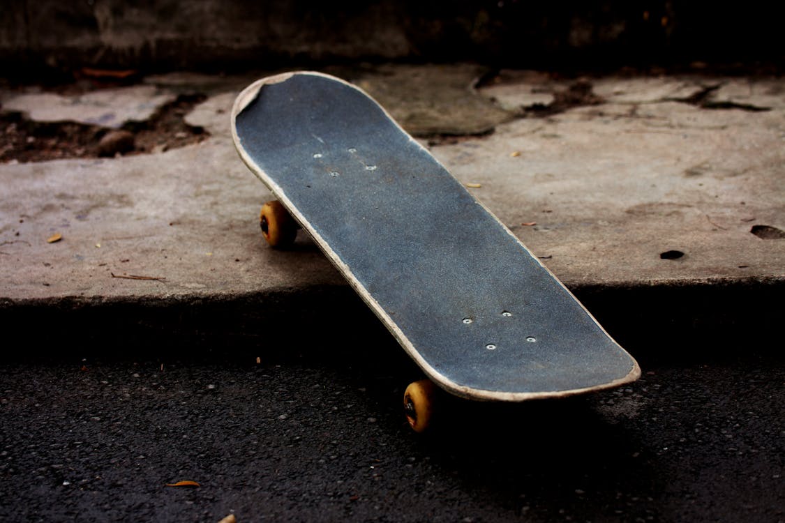 Kostenlos Graues Und Schwarzes Skateboard Stock-Foto