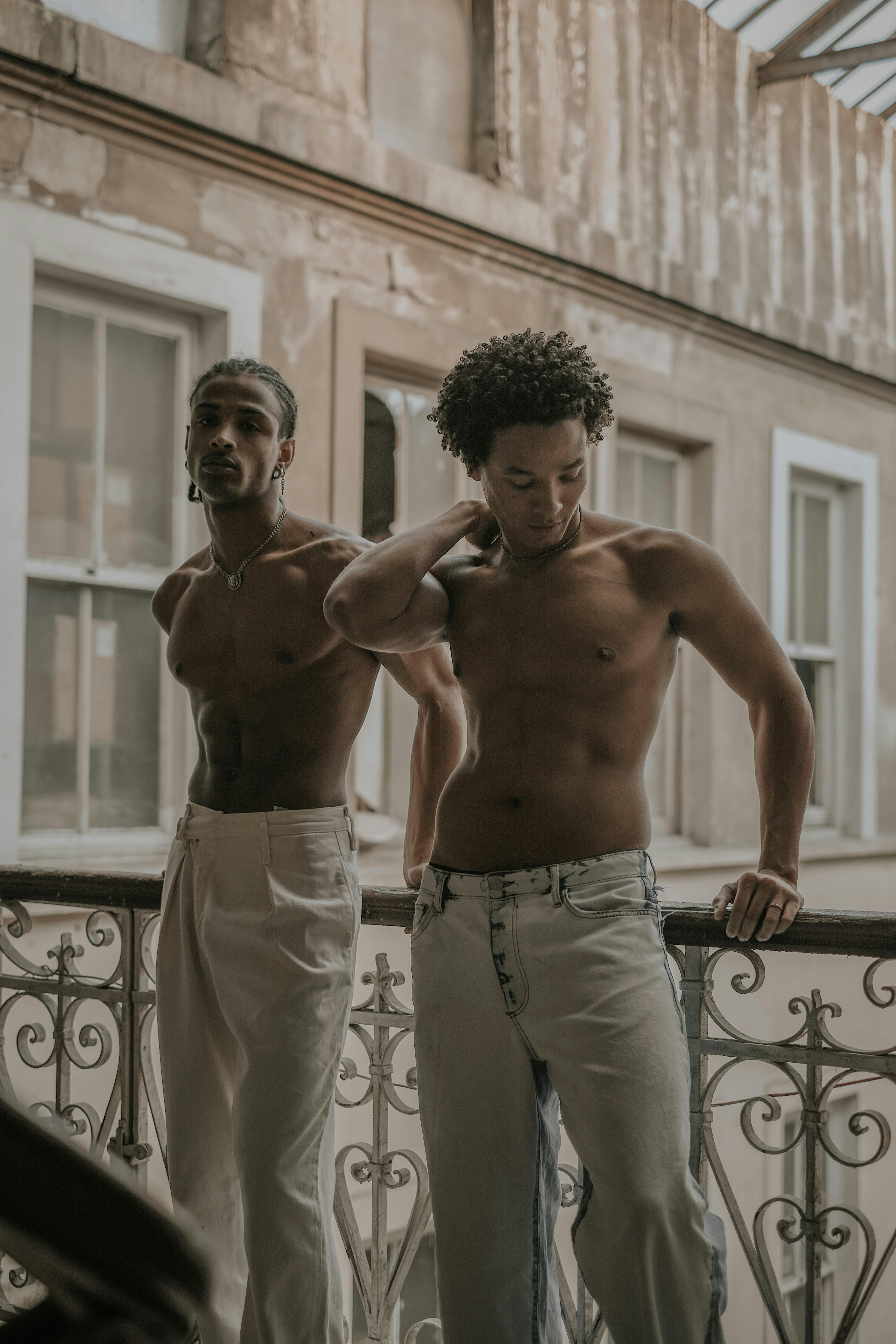 bezplatná Základová fotografie zdarma na téma balkon, bez trička, bílé kalhoty Základová fotografie