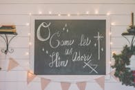 黑板上装饰着喜庆的圣诞信息和灯光，营造出温馨的节日气氛