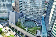 航拍中的现代城市建筑，突出了圆形花园和摩天大楼