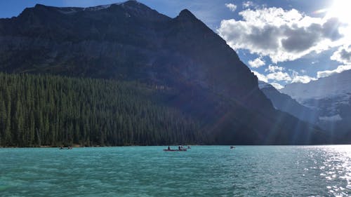 Barche Sul Corpo D'acqua Vicino Alle Montagne Durante Il Giorno