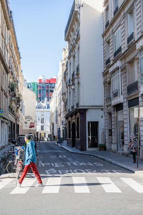 Foto profissional grátis de andando, casaco, céu limpo