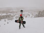 白雪皑皑的斜坡上站着滑雪者，背景是风景秀丽的冬季度假胜地