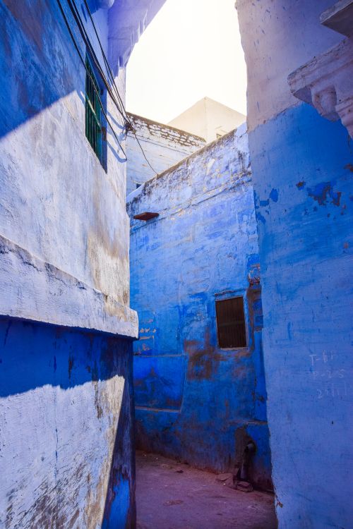 Free Explore the vivid blue alleyways of Jodhpur's historic old town, a photographer's delight. Stock Photo
