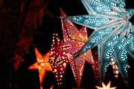 五颜六色的星形灯笼在夜空中闪闪发光