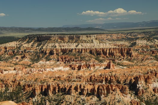 在晴朗的天空下，布莱斯峡谷的砂岩地层令人惊叹