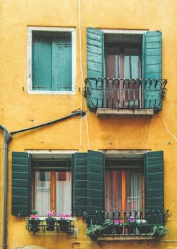 生动的黄色立面、绿色百叶窗和花箱，构成了古朴的建筑风格