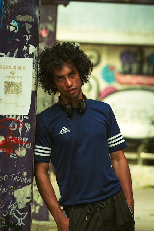 Gratis stockfoto met adidas, gekruld haar, headphones