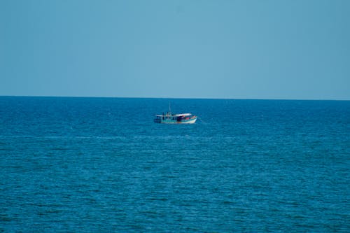 Photos gratuites de bateau, bateau de pêche, ciel bleu