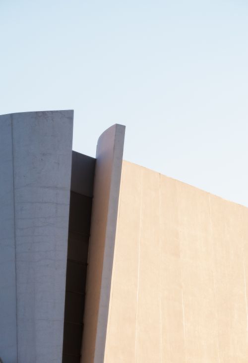 Free Abstract view of a modern architectural building showcasing its sleek and futuristic lines under clear skies. Stock Photo
