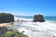 在晴朗的日子里，悬崖与海浪构成的海岸景色令人惊叹