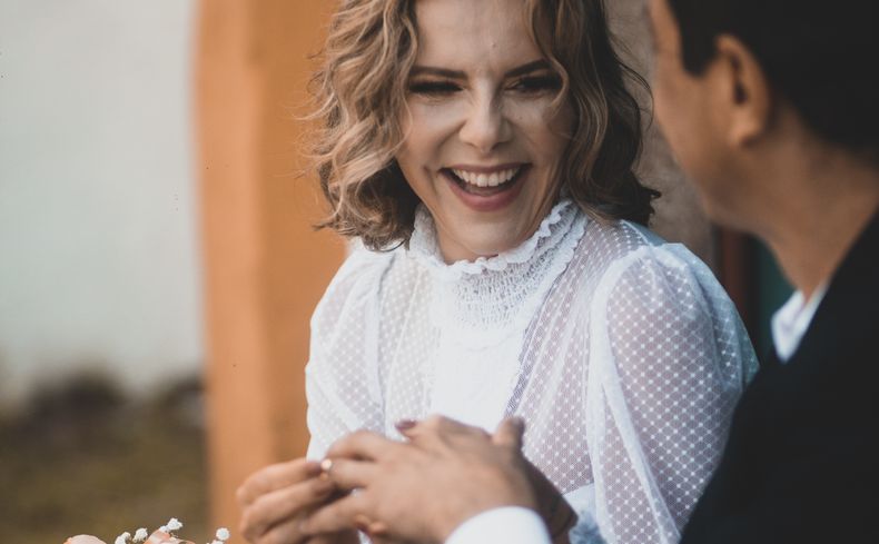 profilo di dating online ottimizzato con foto diverse e descrizione accattivante