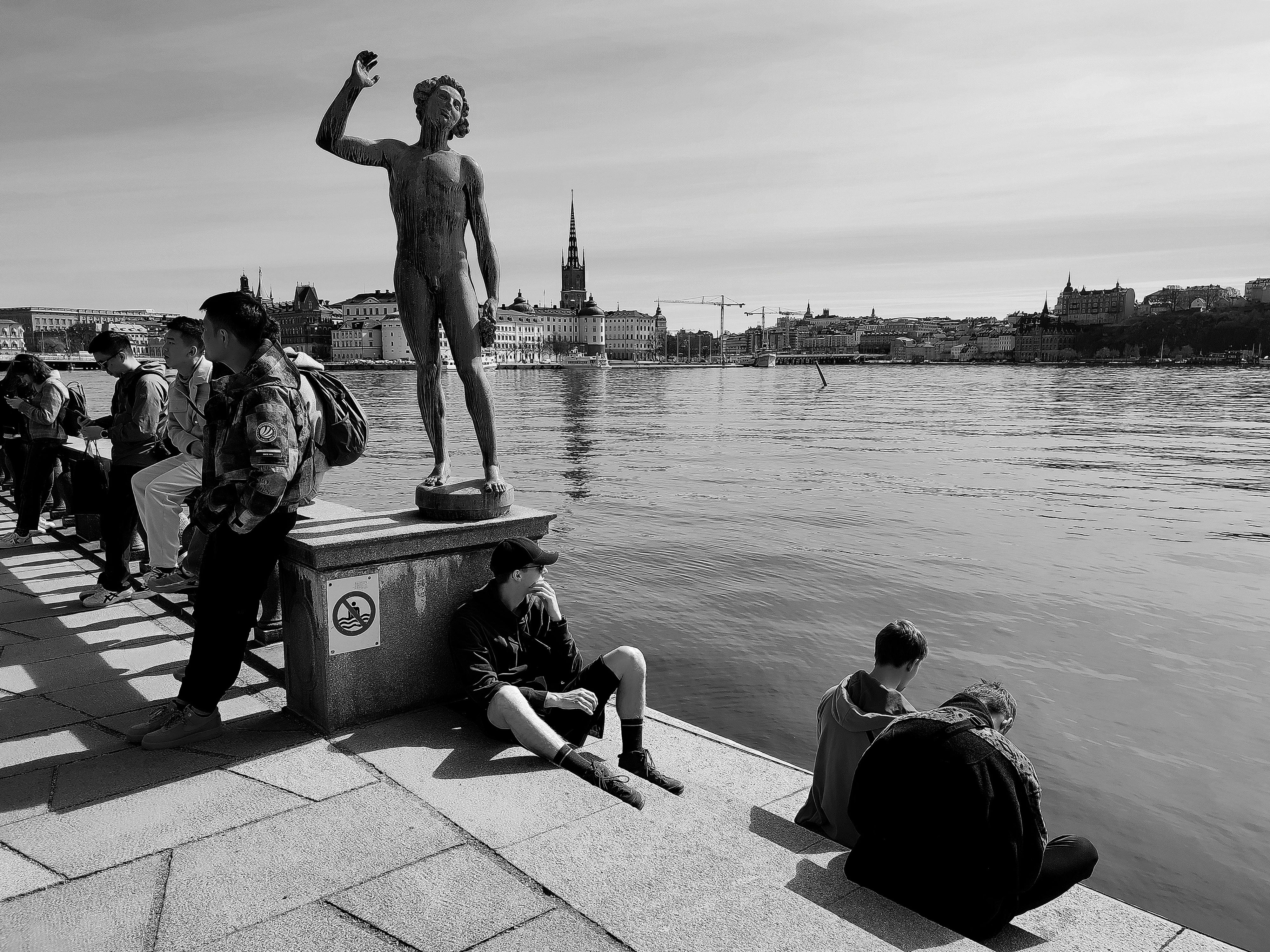 Welcher schwedische König gründete 1668 mit der Sveriges Riksbank die älteste noch existierende Zentralbank der Welt?