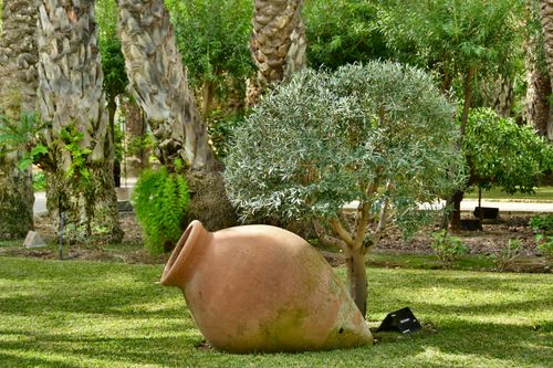 Free A serene Spanish garden scene featuring a large clay vase and lush greenery in Elche. Stock Photo