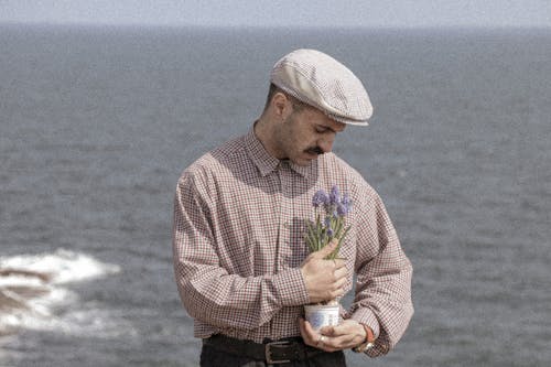 Immagine gratuita di berretto, bouquet, camicia