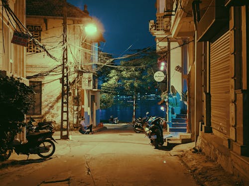 Мотоциклы, припаркованные у зданий ночью