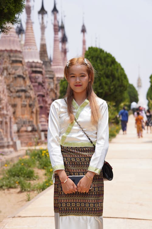 Asyalı kadın, Beyaz gömlek, dikey atış içeren Ücretsiz stok fotoğraf