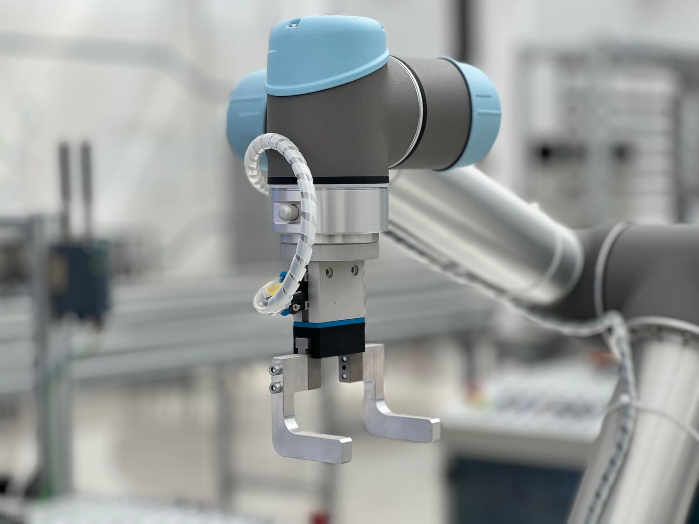 Braço robótico em linha de produção simbolizando investimento em hardware para IA