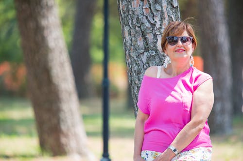Foto profissional grátis de blusa rosa, diversão, mulher