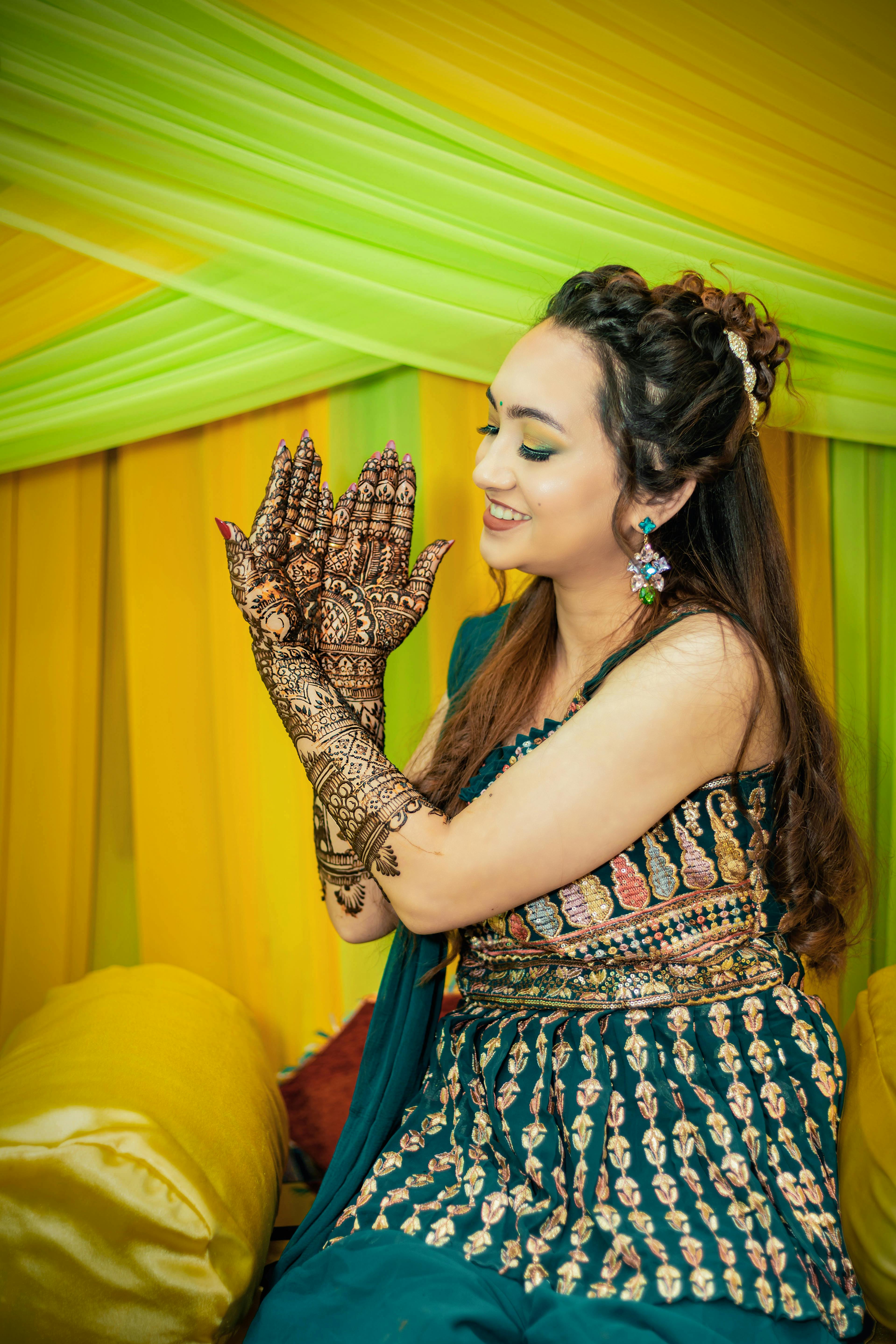 Photo of Bridal pose showing off mehendi hands