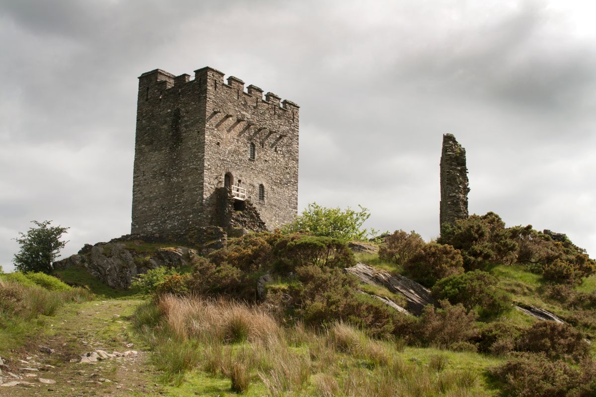 Castelul Dolwyddelan din Țara Galilor, în interiorul parcului Snowdonia