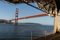 从船上拍摄的金门大桥标志性画面，突出了其雄伟的建筑和鲜艳的色彩