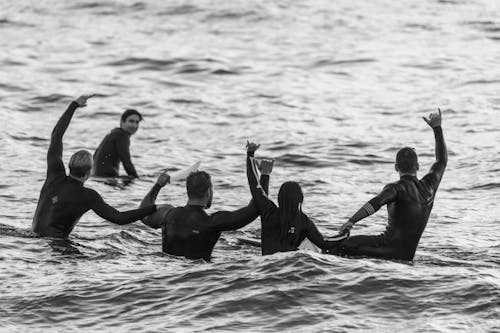 Cinq Surfeurs S'amusant Sur La Mer