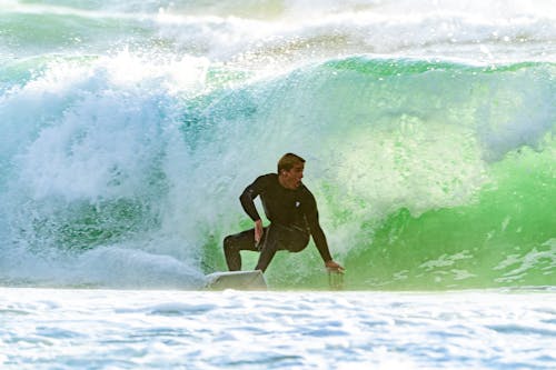 Surfer Sur Le Point De Monter Un Baril De Vagues