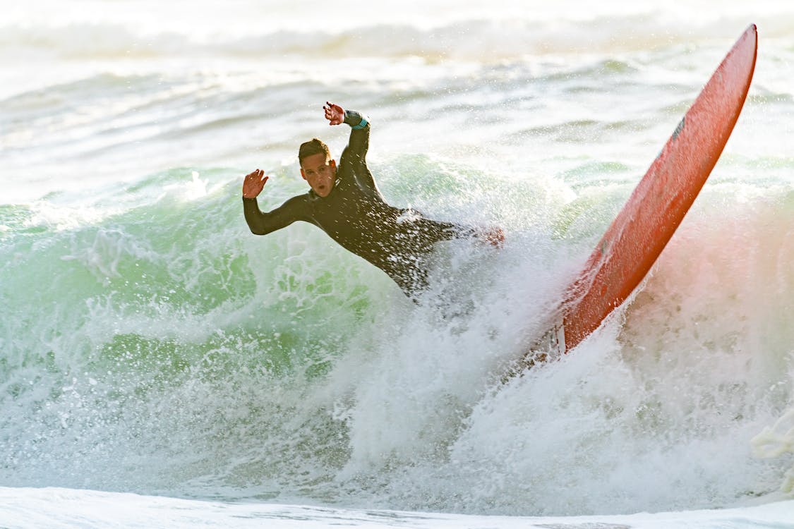 Hombre Montando Una Ola En Una Tabla De Surf