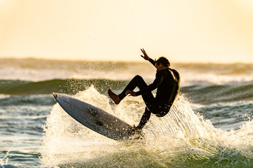 Homem Prestes A Apagar Sua Prancha De Surfe