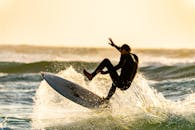 体验冲浪者在日出时分捕捉海浪的活力快感