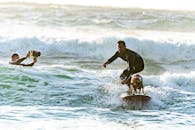 冲浪者带着狗一起骑浪，捕捉到了这一独特的冲浪时刻，场面令人兴奋