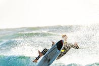 这场令人兴奋的冲浪盛宴捕捉到了海上运动的刺激与动感