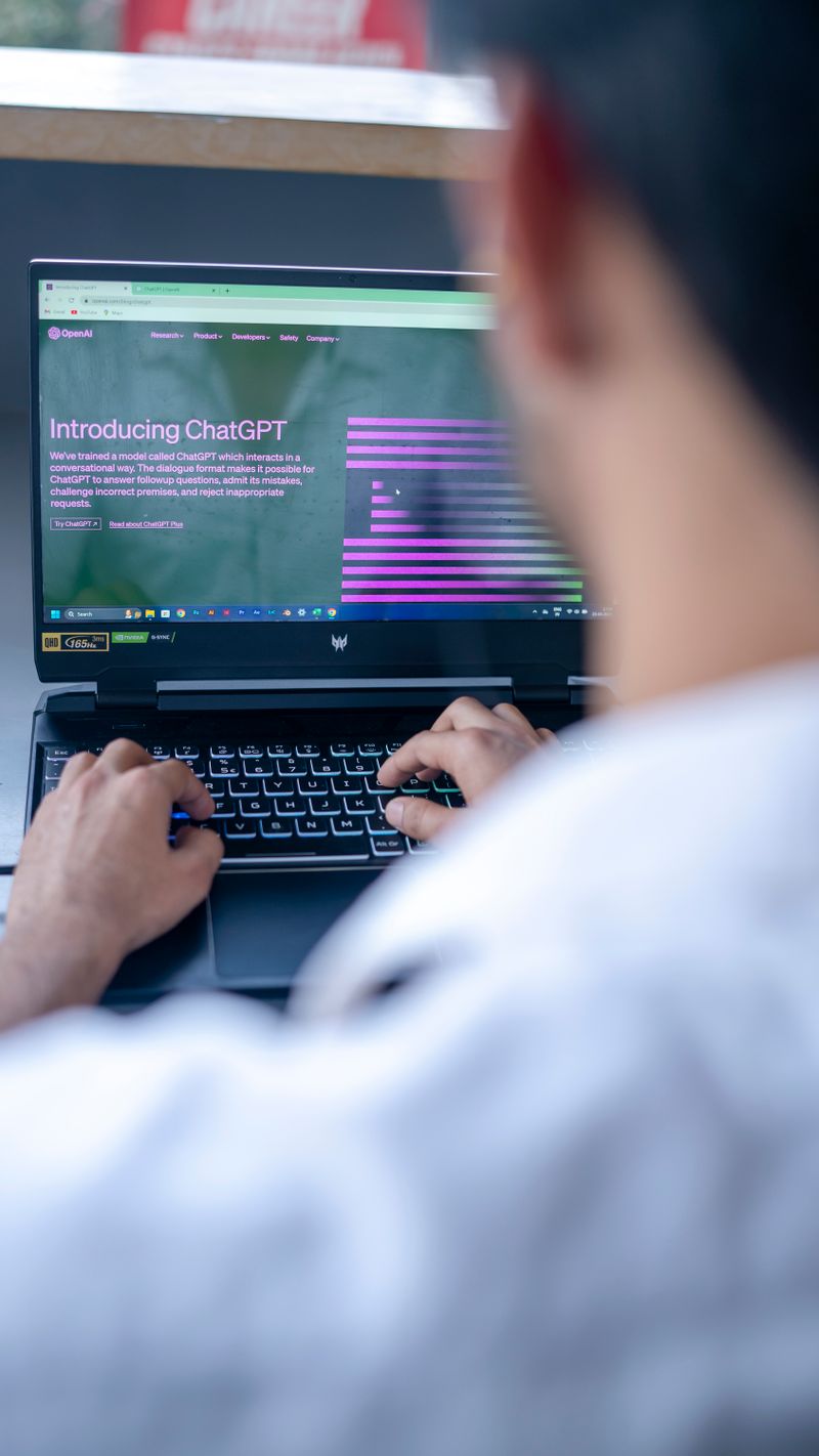 Personne utilisant ChatGPT sur un ordinateur portable