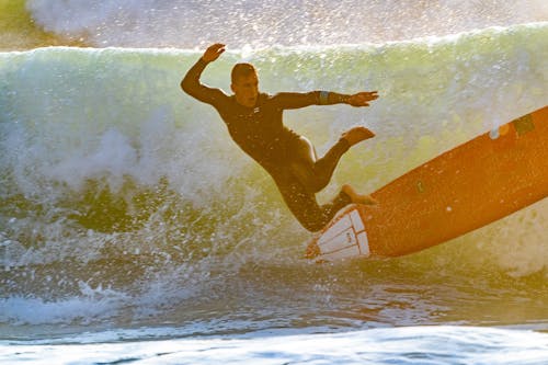 Hombre Saltando De Tabla De Surf En Ola De Mar