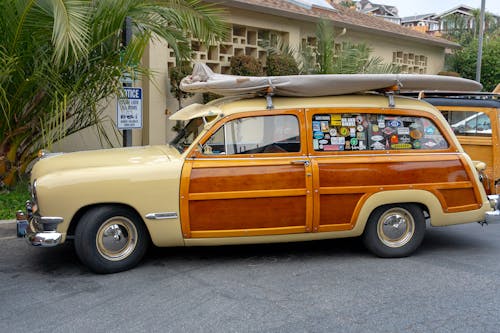 Station Wagon Marrom E Bege Estacionada Com Prancha De Surf No Telhado