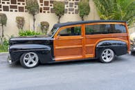 户外展示的木板与经典复古旅行车