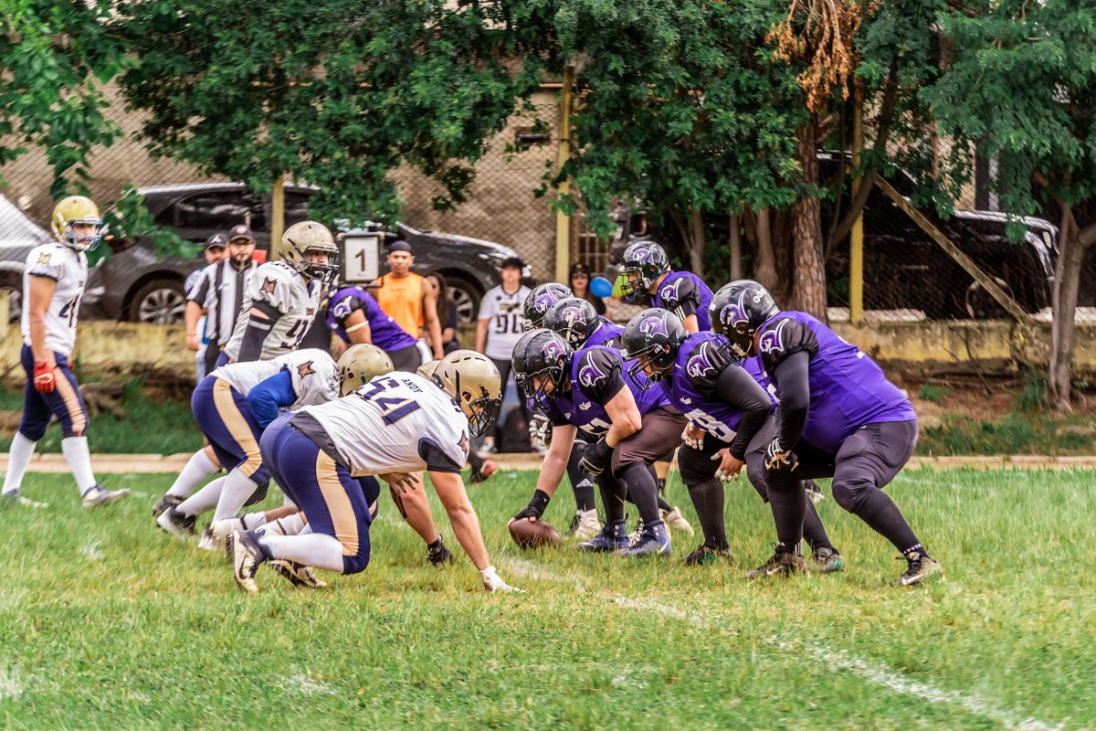 Two gridiron teams set at the line of scrimmage — photo by Saulo Leite on Pexels