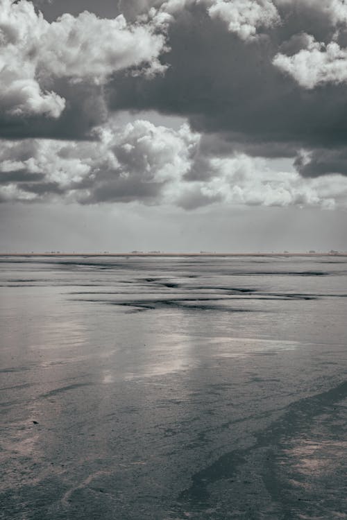 Foto profissional grátis de costa, escuro, mar